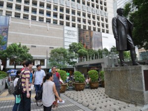 1.皇后像廣場中的黑人black-man-1024x769